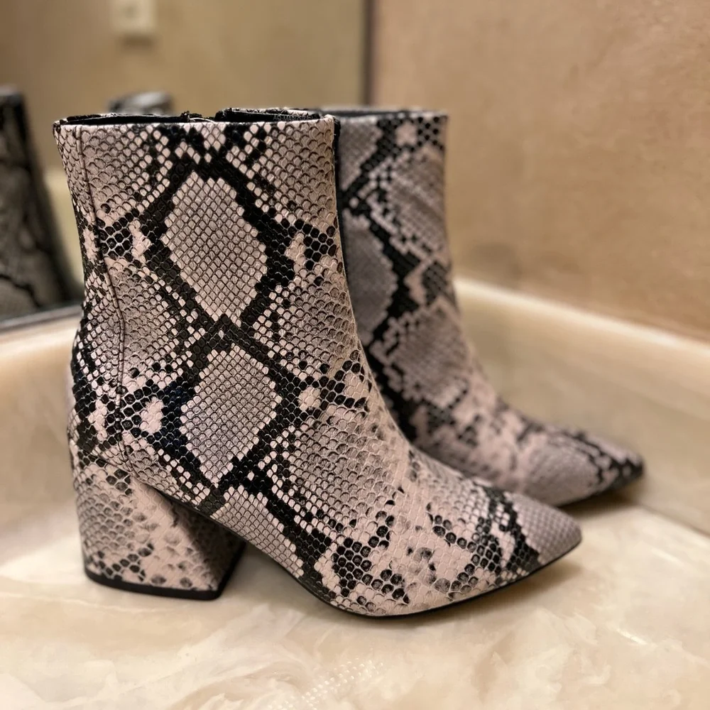 NEW AQUA Womens Beige Snake Print Padded Marlo Pointed Toe Block Heel Boot sz 7 - Picture 1 of 9